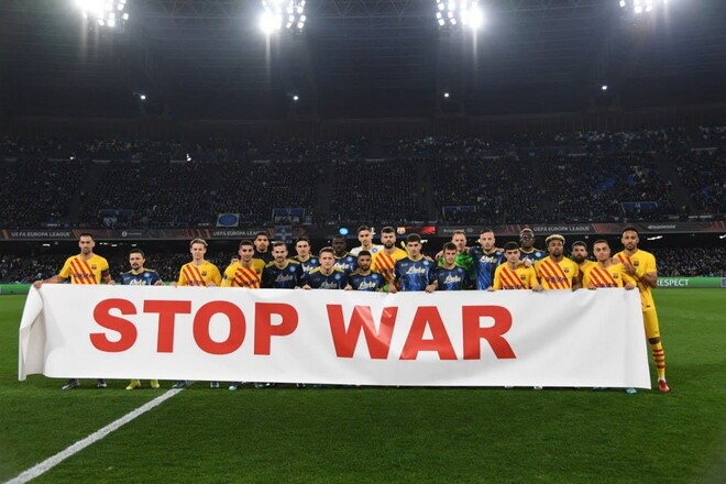 ФОТО. Футболісти Наполі та Барселони закликали зупинити війну