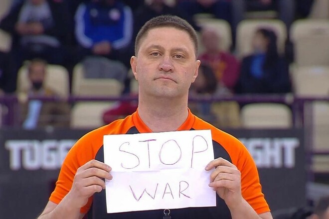 ФОТО. Украинский арбитр перед матчем Евролиги призвал остановить войну