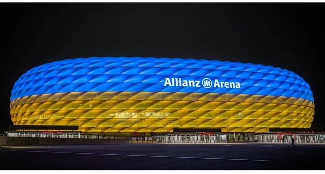 ФОТО. Стадион Баварии осветили сине-желтым цветом в поддержку Украины