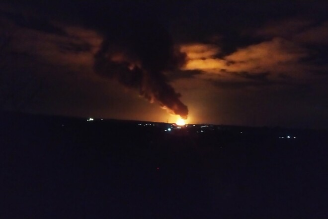 ВИДЕО. По Василькову нанесен ракетный удар, горит нефтебаза