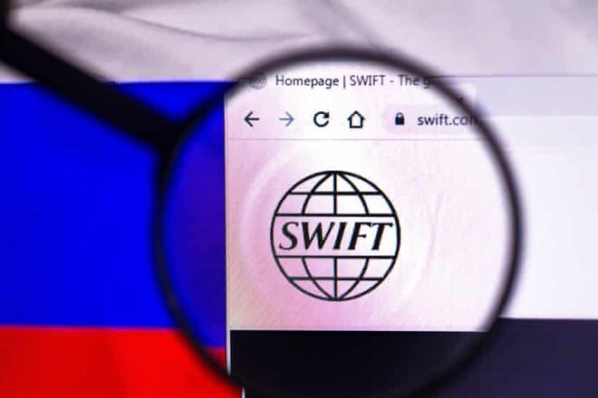 ЕС и G7 пока не приняли решения об отключении России от SWIFT
