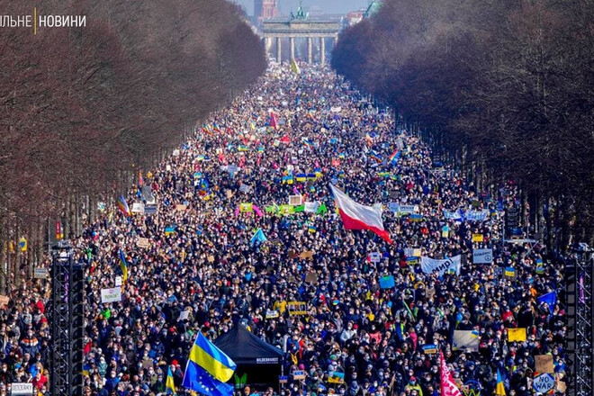 ФОТО. Весь Берлин вышел на центральную площадь в поддержку Украины