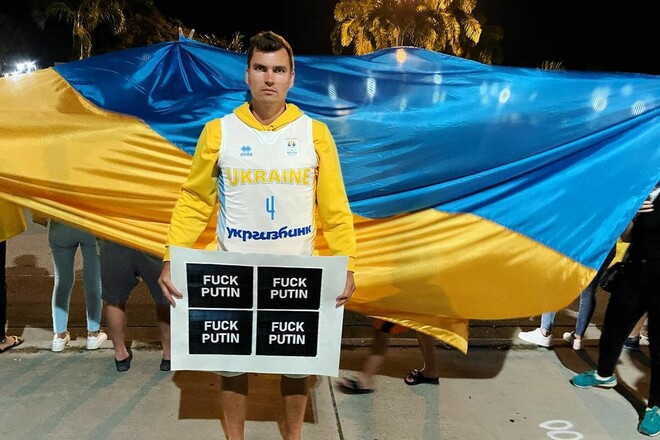 ВІДЕО. Макс Звонов розгорнув величезний прапор України на матчі НБА
