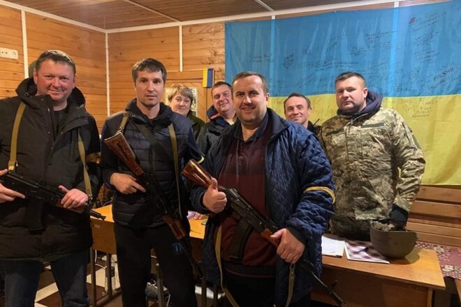 Экс-чемпионы мира Котельник и Дзинзирук с оружием защищают Украину