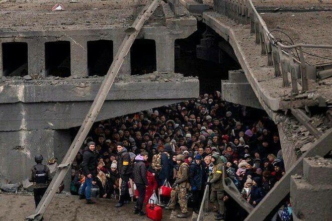 ФОТО ДНЯ. Ирпень. Сотни людей прячутся под руинами моста от ударов авиации