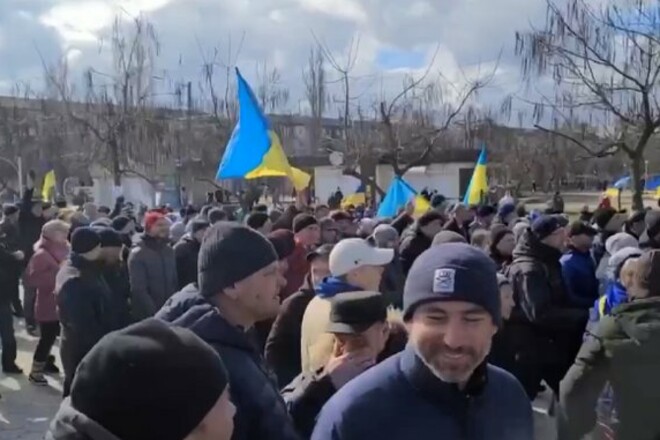 ВИДЕО. В оккупированной Новой Каховке проходит многочисленный митинг