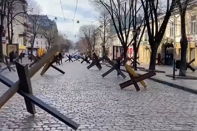 ВИДЕО. В Одессе заблокировали Дерибасовскую противотанковыми ежами
