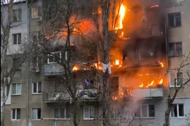 ВІДЕО. Пожежі та евакуація. Рашисти обстріляли житлові будинки у Миколаєві