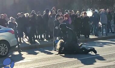 Путин сказал вас е**ть. В Москве пытали девушку после митинга против войны