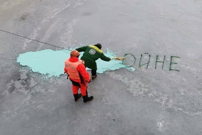 ФОТО. Как в Петербурге на льду закрашивают надпись «Нет войне»