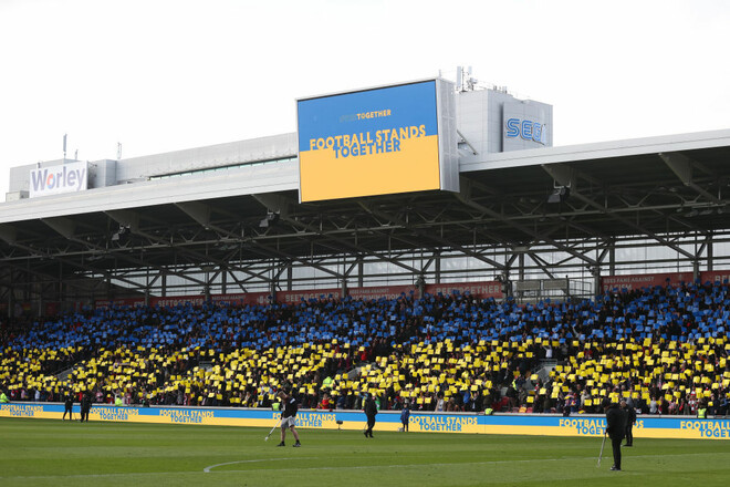 ФОТО. Перформанс в поддержку Украины перед матчем Брентфорд – Бернли