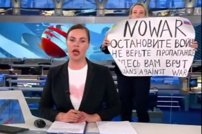 Антивоенный бунт! Журналистка показала в эфире РосТВ плакат «Нет войне»