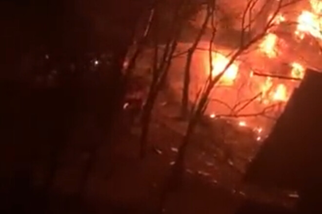 ВИДЕО. Снаряд попал в жилой дом в Киеве. Возник сильный пожар