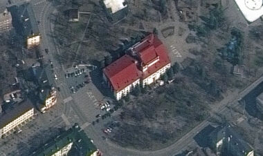 Біля театру в Маріуполі були величезні написи «Діти» для пілотів