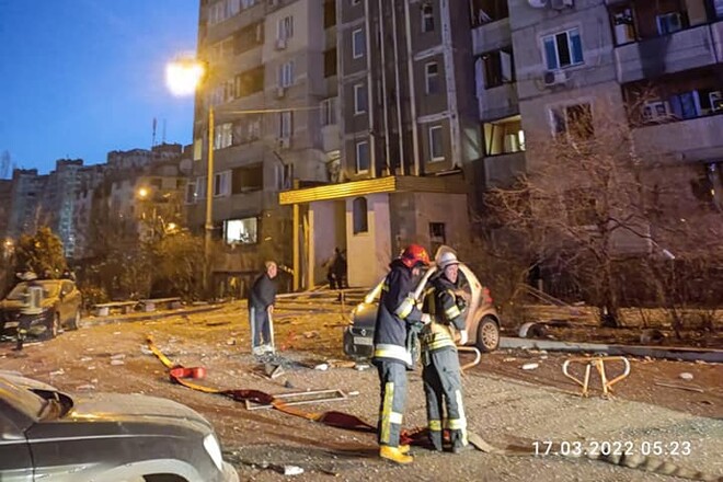 Ракета, сбитая ПВО, упала на многоэтажку в Киеве. Есть разрушения, погибший