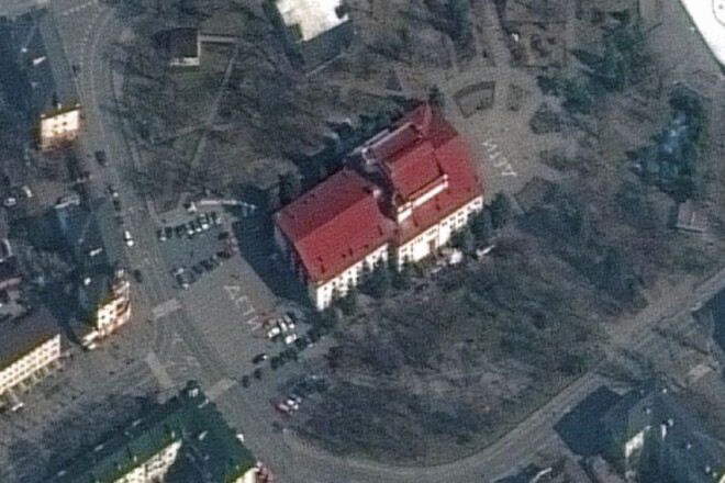ФОТО. Как выглядит разбомбленный театр в Мариуполе. Снимок со спутника