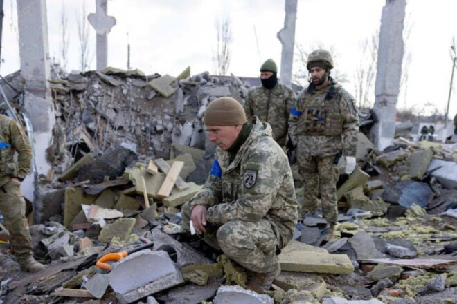 Из-под завалов казармы в Николаеве извлечено не менее 50 тел погибших