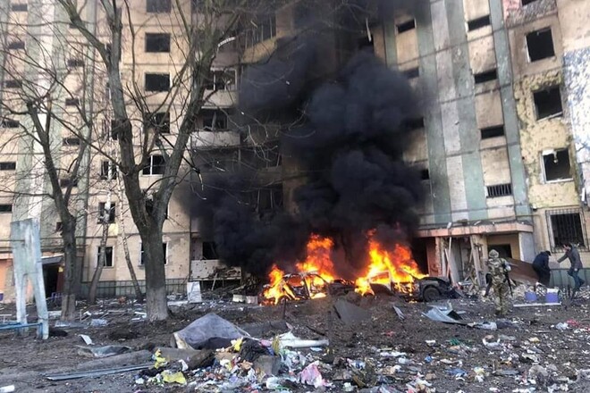 В Киеве обломки снаряда прилетели во двор многоэтажки, 5 человек пострадали