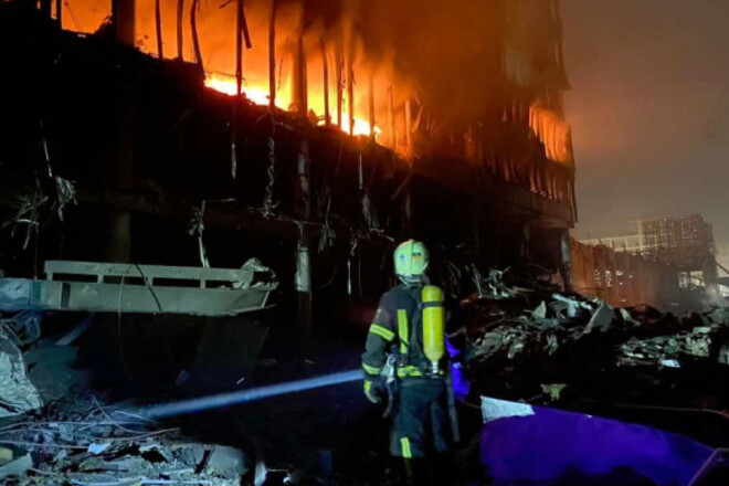 Сгорел торговый центр. В Подольском районе Киева – взрывы, 8 погибших