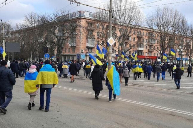 ВИДЕО. В Херсоне люди вновь выходят на митинги. Оккупанты распыляют газ