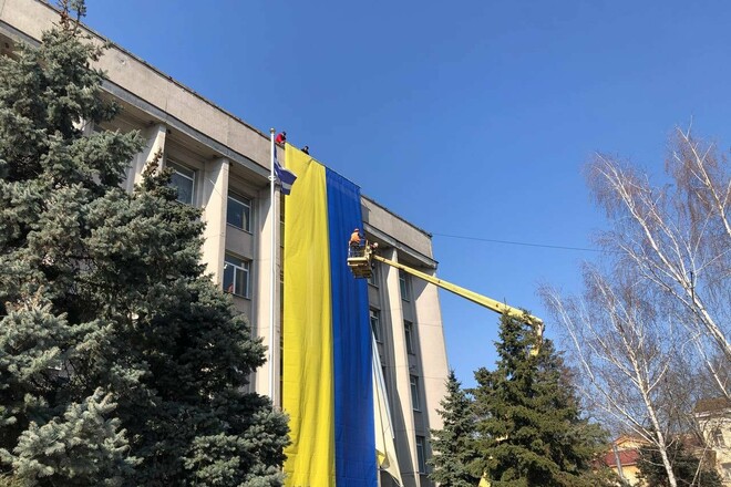 ФОТО. В Херсоне на здании горсовета вывесили огромный флаг Украины