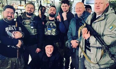 ФОТО. Фронтмен Бумбокса Хлывнюк получил осколочное ранение