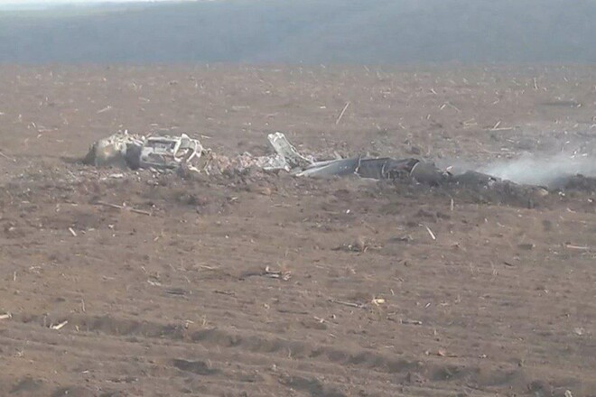 ФОТО. Вінниччина: у полі знайшли уламки збитої російської ракети Калібр