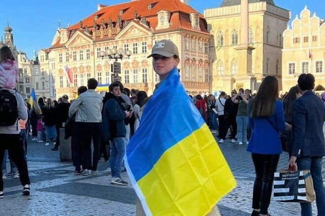 ФОТО. Жена Усика вышла на антивоенный митинг в Праге