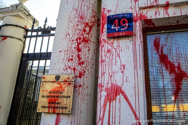 ФОТО. Посольство росії у Варшаві облили червоною фарбою