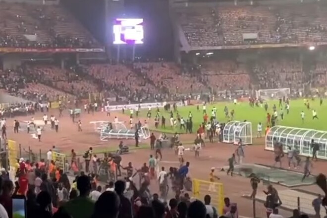 ВИДЕО. Фанаты Нигерии устроили погром на стадионе после невыхода на ЧМ