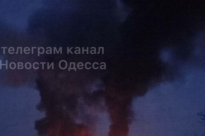 Оккупанты обстреливают Одессу. Над городом много дыма