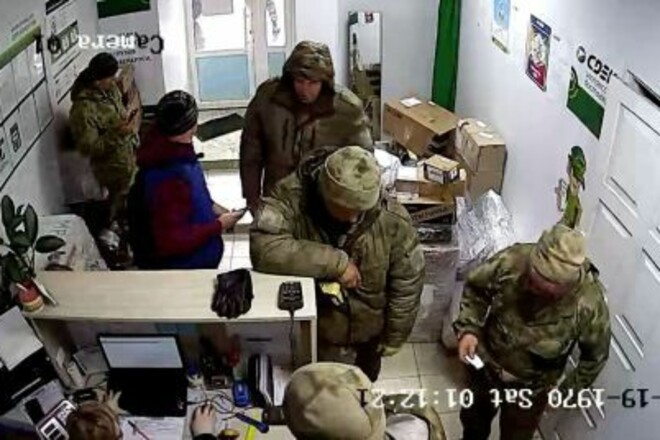 ВИДЕО. Российские мародеры отправляют семьям награбленное в Украине