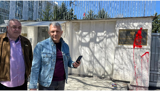 У Софії два політики облили фарбою посольство росії в Болгарії