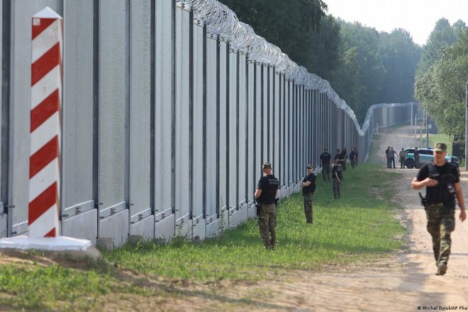 В Польше начали строительство защитного забора на границе с россией