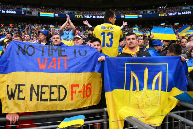 ФОТО. Болельщики сборной Украины: «Нет времени ждать, нам нужны F-16»