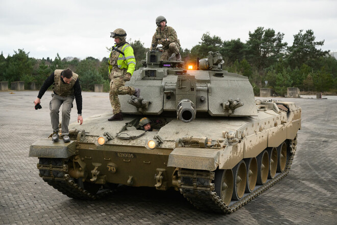 ЗСУ поповнили танки Challenger і бронетехніка. Німеччина відправила Leopard