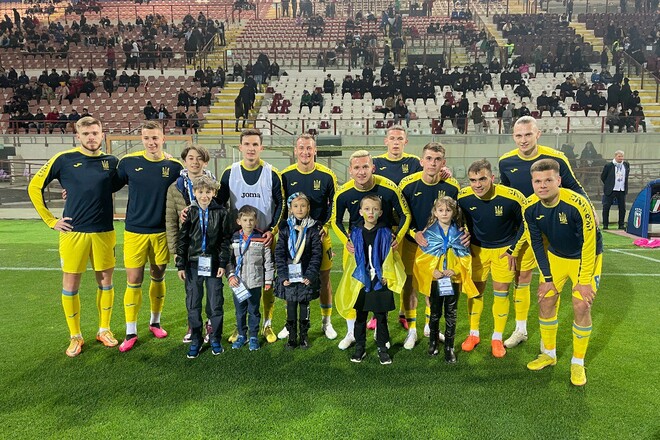 ФОТО. Молодежная сборная Украины встретилась с украинскими детьми в Италии