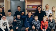 ФОТО. Детская улыбка. Шевченко посетил Охматдет и поиграл с детьми в футбол