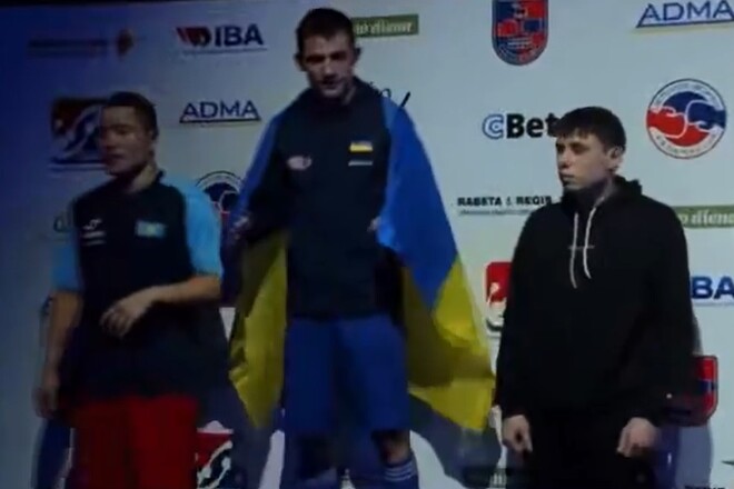 ВИДЕО. Украинского боксера вынудили снять флаг Украины во время награждения
