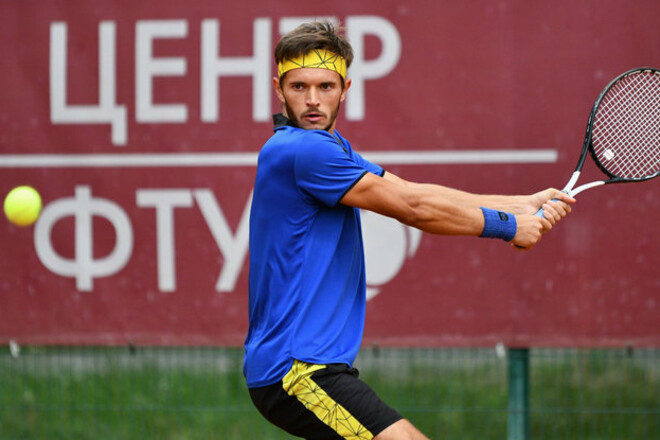 Украинский теннисист на отказе серба вышел в четвертьфинал турнира в Индии