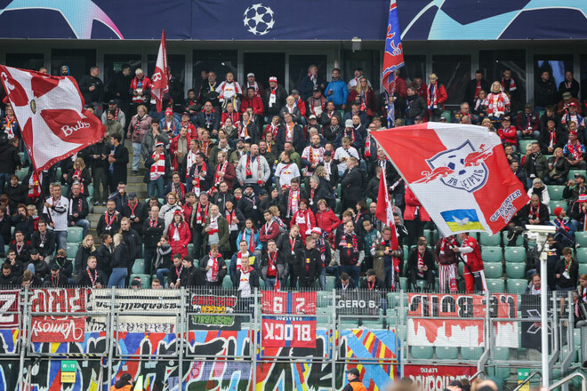 Во время матча Шахтер – Лейпциг стюарды сняли на трибуне красно-черный флаг