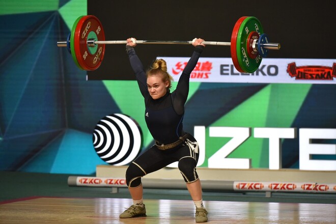 Самуляк выиграла серебро на ЧЕ по тяжелой атлетике