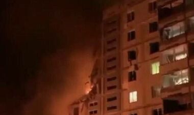 Масова атака. Ракета окупантів зруйнувала багатоповерховий будинок в Умані