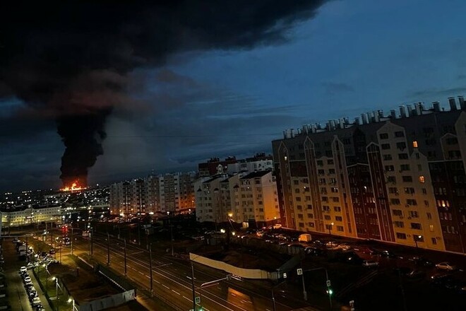 ФОТО. У оккупантов в Севастополе ярко горит нефтебаза. Обвиняют Украину