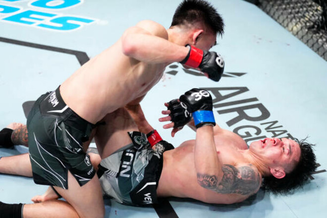 Китаец Сун Ядун нокаутировал Рикки Симона в главном бою вечера UFC