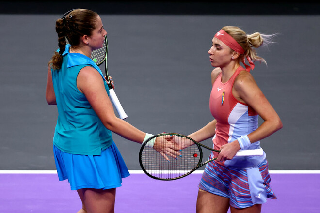 Киченок и Остапенко проиграли действующим чемпионкам Итогового турнира WTA
