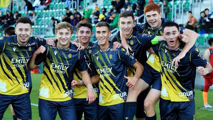 The leader is not Shakhtar, not Dynamo.  What does the ranking of the Ukrainian U-19 championship look like?