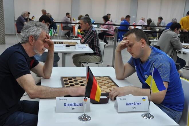 Украинец Артем Иванов выиграл чемпионат мира 2023 по шашкам в блиц-игре