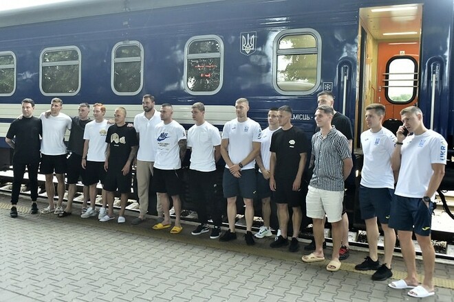 ФОТО. Поездом и самолетом. Сборная Украины прибыла в Бремен за 23 часа