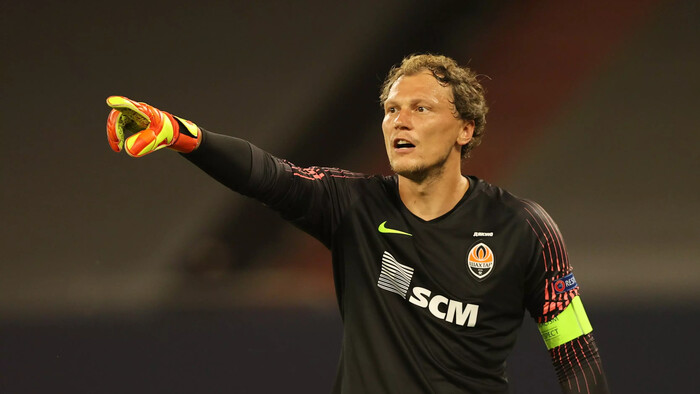 ФОТО. «Любов до футболу в крові». Пятов отримав тренерський диплом УЄФА